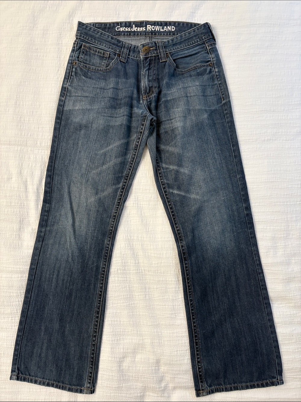 GUC Guess Rowland Men’s Straight Leg Jeans in a Medium Washed Blue Tone